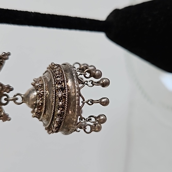 Double Clip-on Silvertone Single Earring - Picture 4 of 9